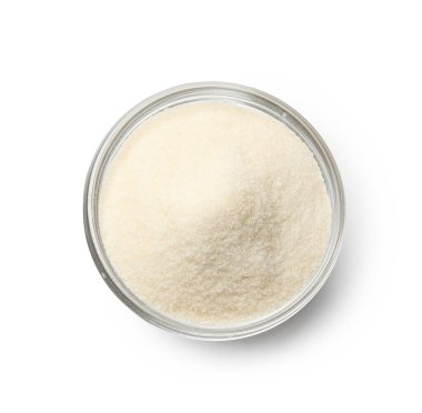 Kasedeki kuru jelatin tozu beyaza izole edilmiş, üst manzara.