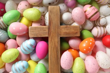 Ahşap haç ve arka plan olarak Paskalya yumurtaları, üst manzara