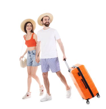 Beyaz arka planda bavulu olan mutlu çift.