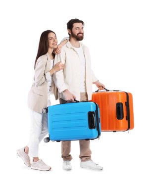 Beyaz arka planda bavulları olan mutlu çift.