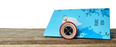 Yolculuk. Pusula ve dünya haritası tahta masa üzerinde beyaz arkaplana karşı