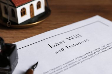 Son arzum ve vasiyetim, ahşap masa üzerinde kalem ve ev modeli olan mürekkep, yakın plan.