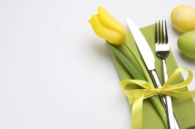 Paskalya kutlaması. Çiçekli masa dekorları ve beyaza izole edilmiş yumurtalar.