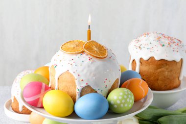 Lezzetli Paskalya pastaları ve boyalı yumurtalar, yakın plan.