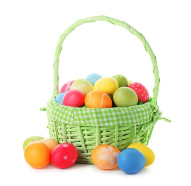 Paskalya sepeti beyaza boyanmış yumurtalar.