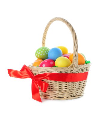 Paskalya sepeti beyaza boyanmış yumurtalar.