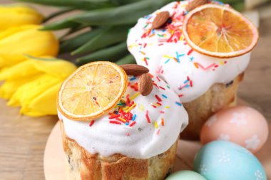 Lezzetli Paskalya pastaları, laleler ve boyanmış yumurtalar, yakın plan.