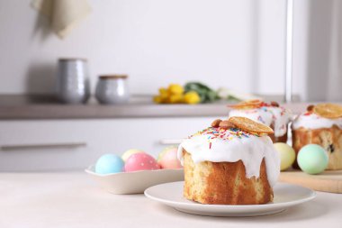 Lezzetli paskalya pastaları ve boyanmış yumurtalar mutfak masasında. Metin için boşluk