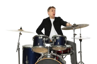 Beyaz arka planda bagetleriyle davul çalan duygusal adam.