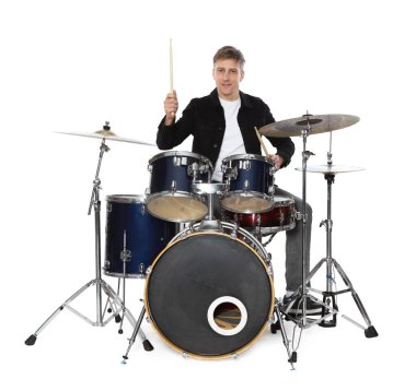 Beyaz arka planda bateri çalan gülümseyen adam.