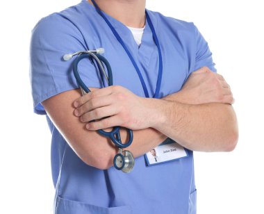 Beyaz arka planda steteskobu olan tıp çalışanı, yakın plan.