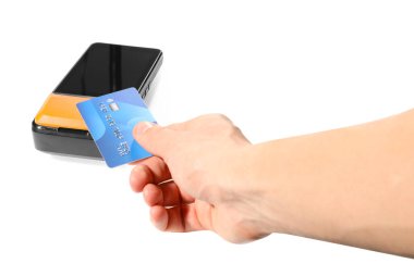 Kredi kartı olan bir adam beyaz arka planda ödeme terminalini kullanıyor.