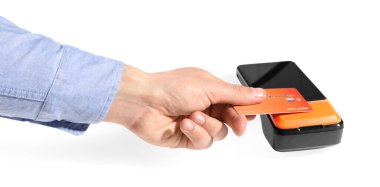 Kredi kartı olan bir adam beyaz arka planda ödeme terminalini kullanıyor.