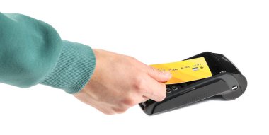 Kredi kartı olan bir adam beyaz arka planda ödeme terminalini kullanıyor.