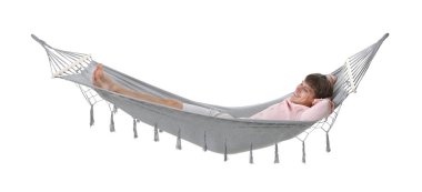 Gülen adam beyaz arka planda hamakta dinleniyor.