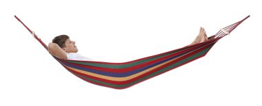 Gülen adam beyaz arka planda hamakta dinleniyor.