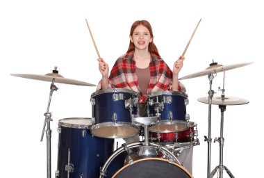 Beyaz arka planda bagetleri ve davulları olan genç bir kız.