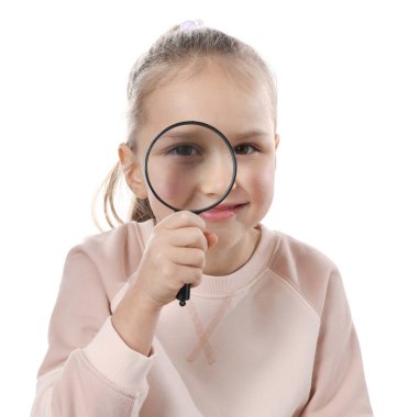 Beyaz arka planda büyüteç olan küçük kız.