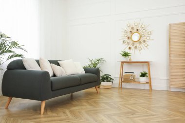 Oturma odasının içinde rahat bir kanepe var.