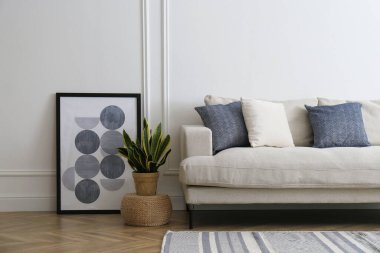 Oturma odasının içindeki bej renkli kanepe.