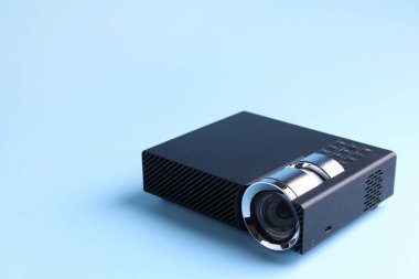 Açık mavi arkaplan üzerine bir modern video projektörü, metin için boşluk