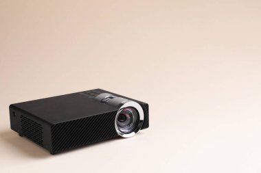 Bej arkaplan üzerine bir modern video projektörü, metin için boşluk