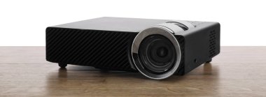 Beyaz arkaplana karşı ahşap tabloda modern video projektörü