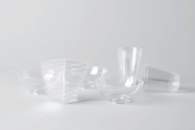 Gri arkaplanda farklı plastik paketleme