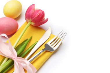 Paskalya kutlaması. Çiçekli masa dekorları ve beyaza izole edilmiş yumurtalar.