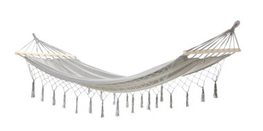 Bir gri hamak, beyaz üzerinde püsküllü.