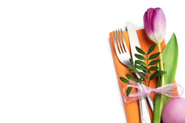 Paskalya kutlaması. Çiçek desenli ve beyaz renkte yumurta renginde bir ziyafet masası.