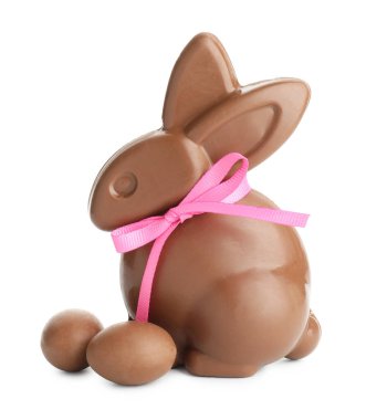 Çikolatalı Paskalya tavşanı ve beyaz üzerine izole edilmiş yumurtalar.