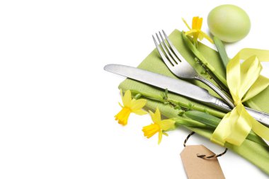 Paskalya sofrası. Güzel gümüş takımlar çiçek dekoru ve beyaz üzerine izole edilmiş yumurta.