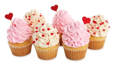 Sevgililer Günün kutlu olsun. Beyaz arka planda kırmızı kalpli lezzetli kekler.