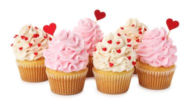 Sevgililer Günün kutlu olsun. Beyaz arka planda kırmızı kalpli lezzetli kekler.