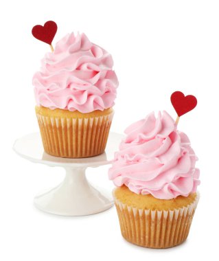 Sevgililer Günün kutlu olsun. Beyaz arka planda kırmızı kalp kaplamalı lezzetli kekler.