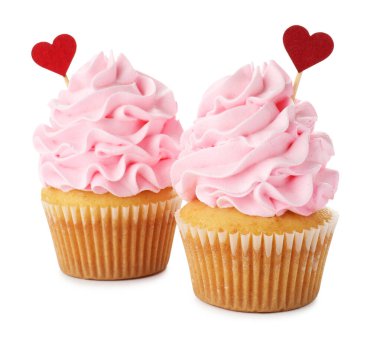 Sevgililer Günün kutlu olsun. Beyaz arka planda kırmızı kalp kaplamalı lezzetli kekler.