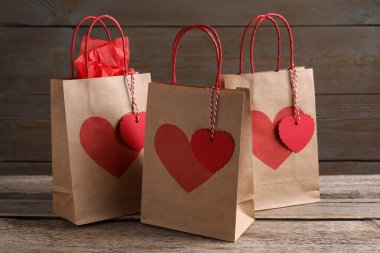 Tahta masada üzerinde kalp izleri olan kağıt torbalar.