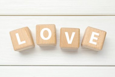 Tahta küplerde beyaz masada 