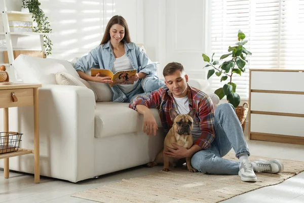 Evde dinlenen sevimli köpekli bir çift.