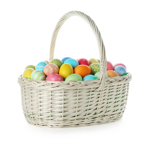 Hasır sepetteki boyanmış Paskalya yumurtaları beyaza izole edilmiş.