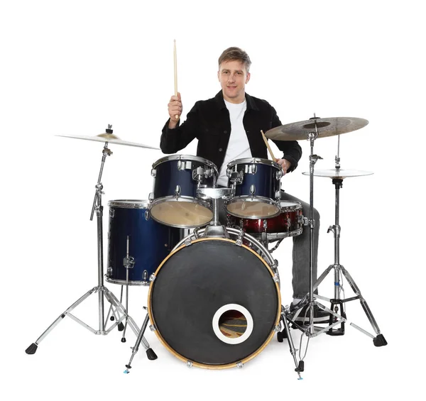 Beyaz arka planda bateri çalan gülümseyen adam.