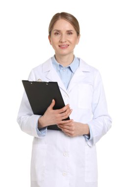 Beyaz arka planda panosu olan gülümseyen eczacının portresi.