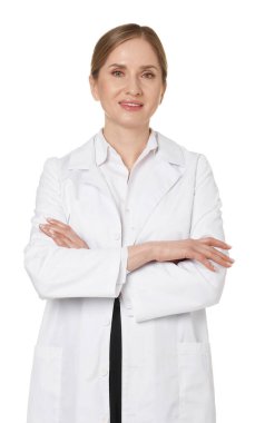 Beyaz arka planda çapraz kollu gülümseyen eczacının portresi.