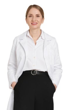 Beyaz arka planda ceketli gülümseyen eczacının portresi