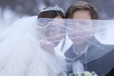 Mutlu yeni evli çiftler kış günü dışarıda