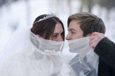 Mutlu yeni evli çiftler kış günü dışarıda