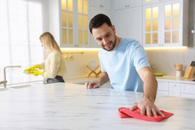 Birlikte mutfağı toparlamak, seçici bir odak noktası. Ev işleri.