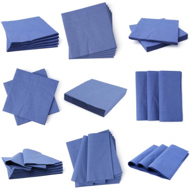 Mavi kağıt peçeteler beyaz üzerine izole edilmiş.