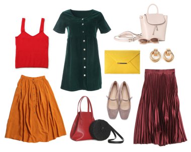 Beyaz tenli kadınlar için şık kıyafetler, ayakkabılar ve aksesuarlar.